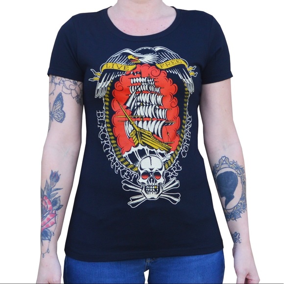 Live Free Skull and Crossbones Pirate Woman’s Scoop Neck Tattoo Tee NEW S-2XL - Picture 2 of 3